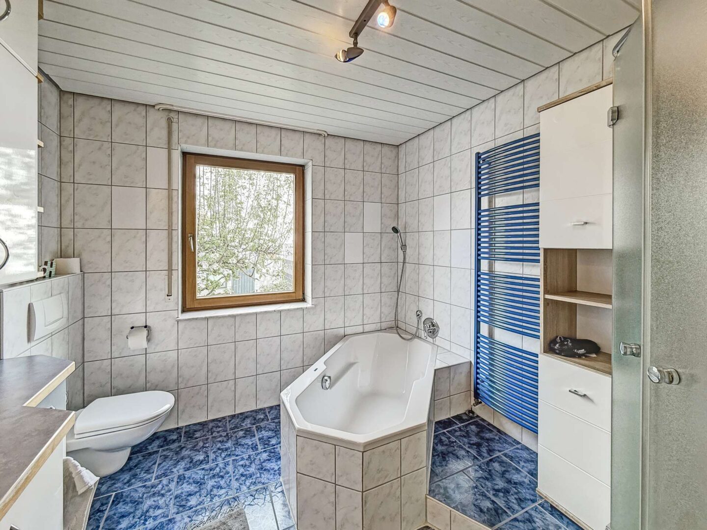 Badezimmer mit Badewanne und Dusche EG