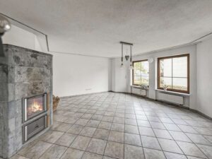 Wohnzimmer mit Kamin EG