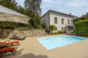 Außenbereich mit Pool
