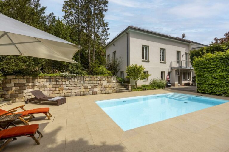 Außenbereich mit Pool