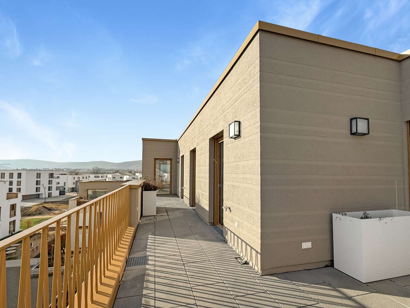 Terrasse Büro bei Sonnenschein
