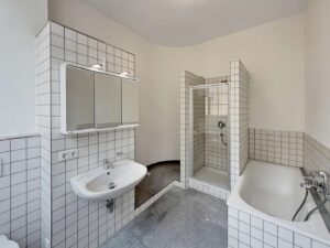 Helles Bad mit Badewanne und Dusche