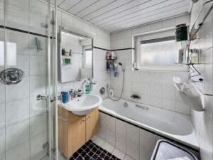 Hauptbadezimmer mit separater Dusche und Badewanne