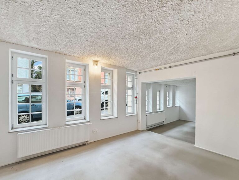 Büro mit markanter Deckenstruktur