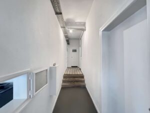 Heller Flur im Industrie Design
