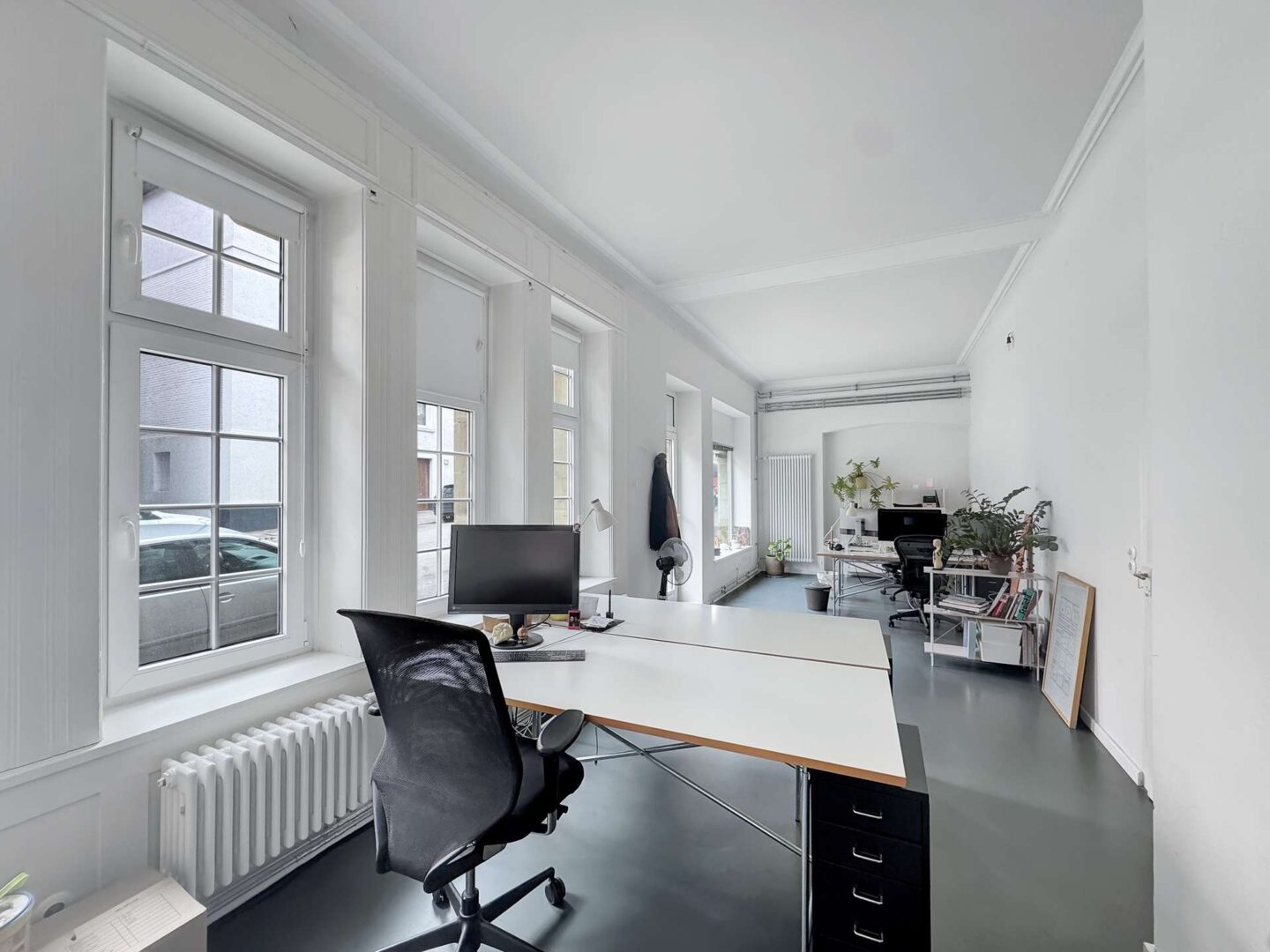 Modernes Open Office mit viel Tageslicht
