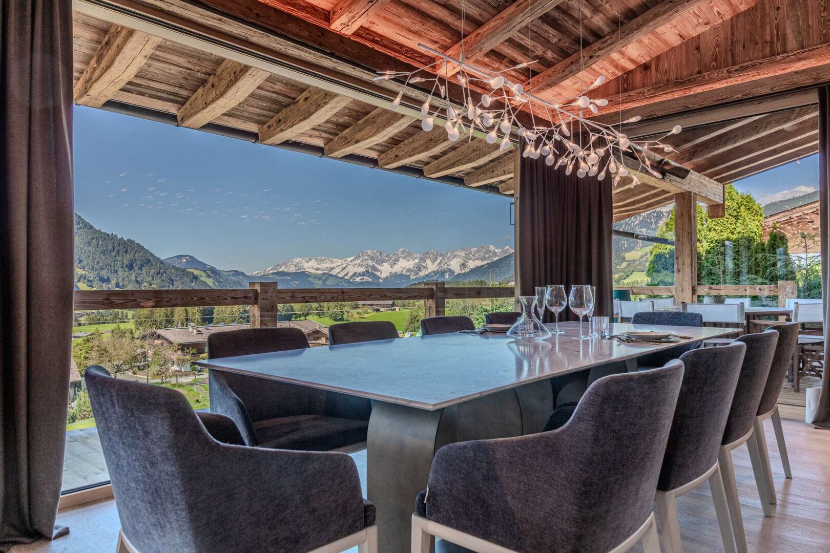 Dining-Lounge mit Bergblick